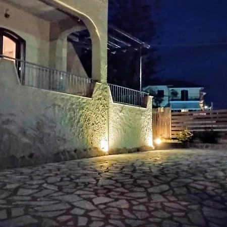 Rose House Case de vacanță